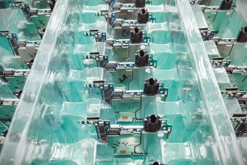 Usine électronique touchée par des ruptures de composants critiques