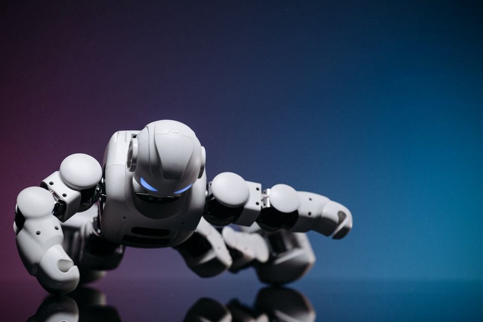 Robot humanoïde industriel manipulant une pièce en laboratoire moderne