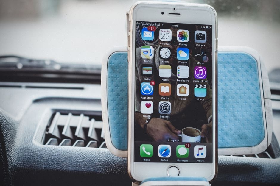 Développeurs iOS alternant entre navigateur et environnement Xcode