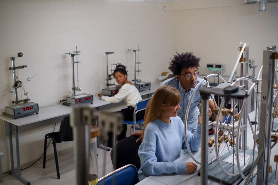 Jeunes chercheurs en mathématiques dans un laboratoire universitaire contemporain