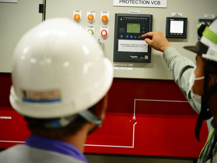 Ingénieurs supervisant un réseau électrique en Asie du Sud-Est