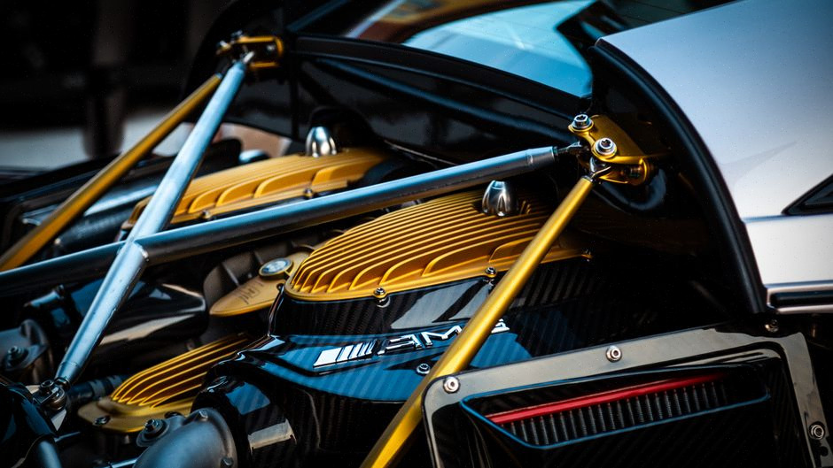 Techniciens inspectant une hypercar électrique produite en série très limitée