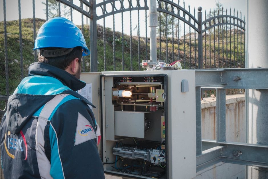 Technicien Enedis inspectant un réseau électrique urbain moderne