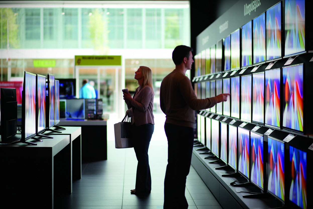 Rayon de téléviseurs connectés dans un magasin d'électronique moderne