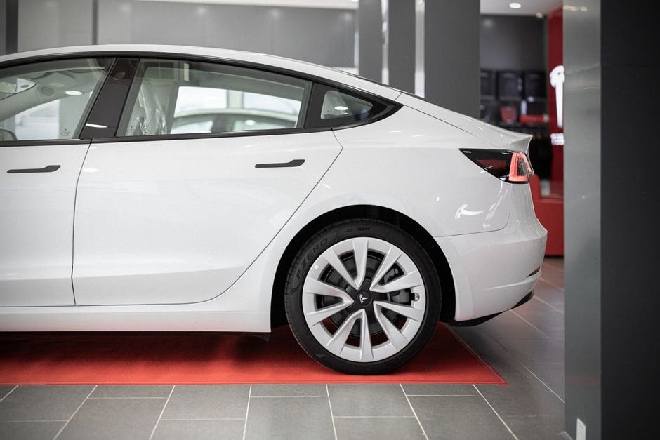 Berline électrique chinoise à prix réduit dans un showroom moderne