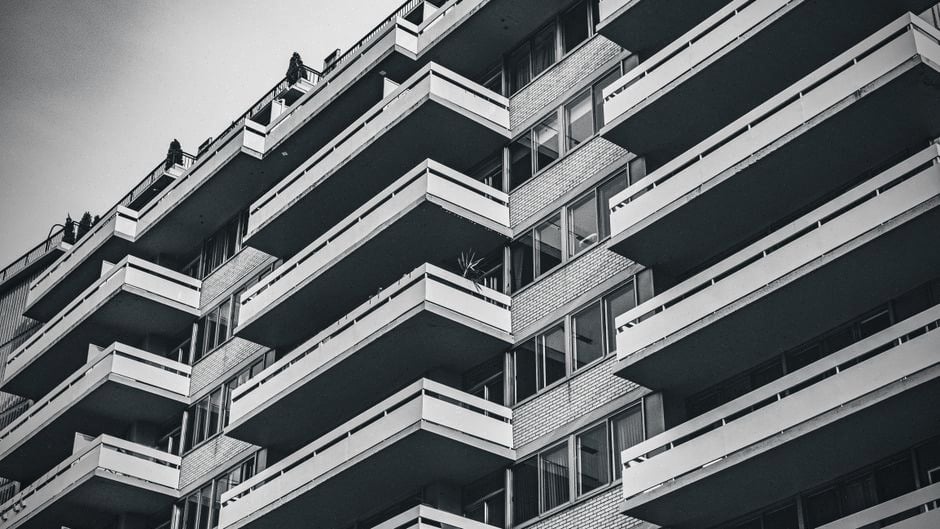 Investisseur vérifiant le DPE d'un appartement locatif à Gennevilliers