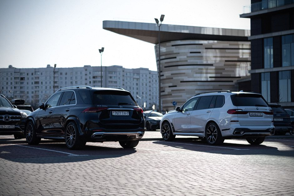 SUV électriques et berline sur une avenue européenne moderne