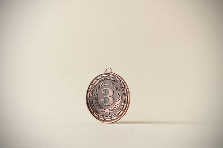 Médaille d’or de mathématiques exposée dans un cadre académique moderne