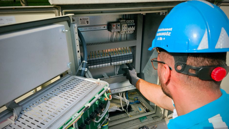 Techniciens surveillant le réseau électrique pendant la canicule
