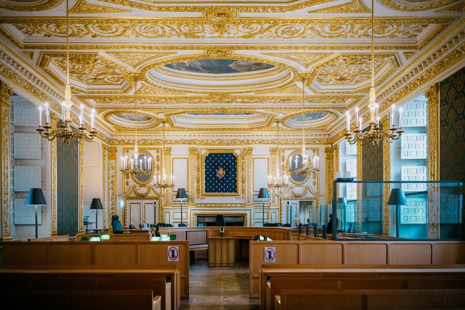 Juristes contrôlant données et contrats liés à l’IA