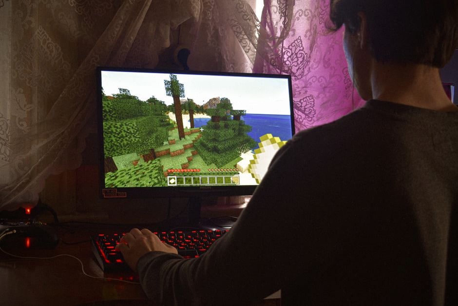 Enfant créant des circuits Minecraft dans un appartement moderne suisse