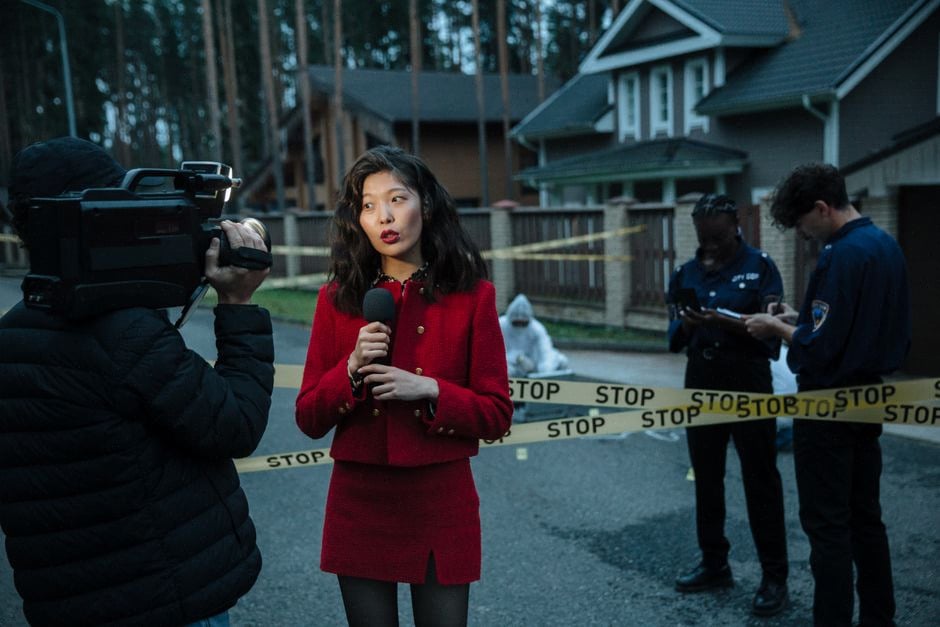 Journaliste vérifiant des réponses IA face au risque d’hallucination