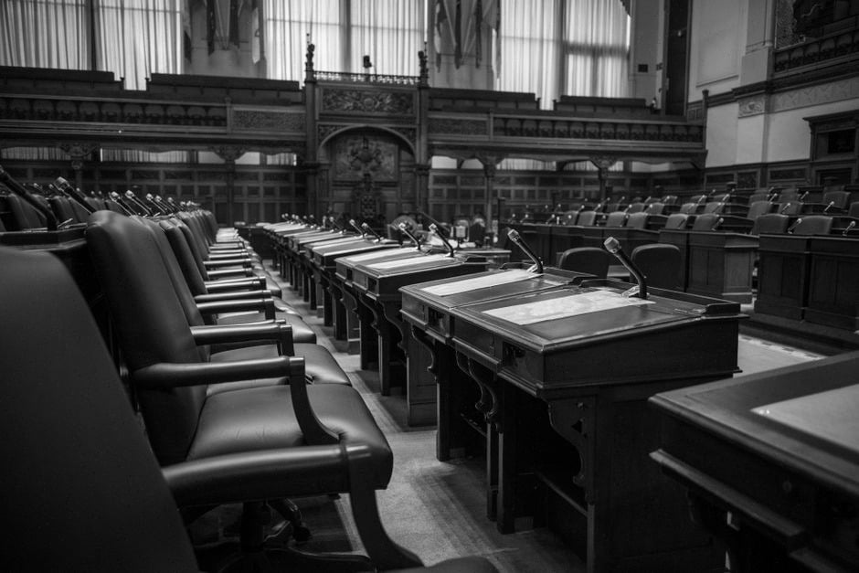 Service public québécois avec dossiers numériques et automatisation administrative