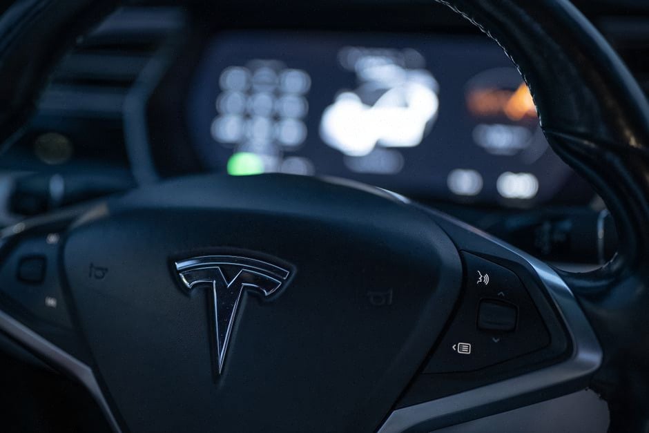 Tribunal moderne lors d’une affaire visant Tesla et Autopilot
