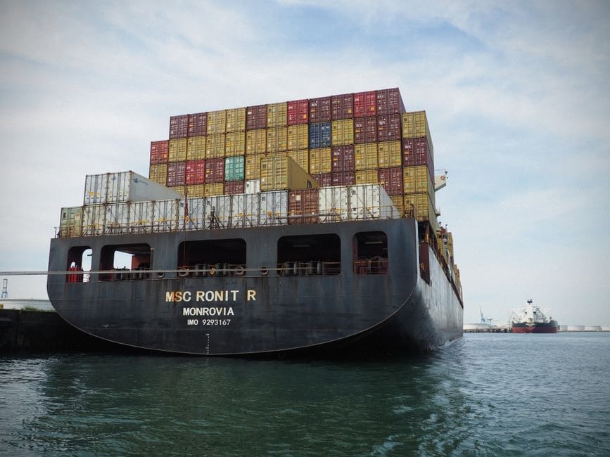 Entrepôt portuaire montrant les coûts des importations essentielles