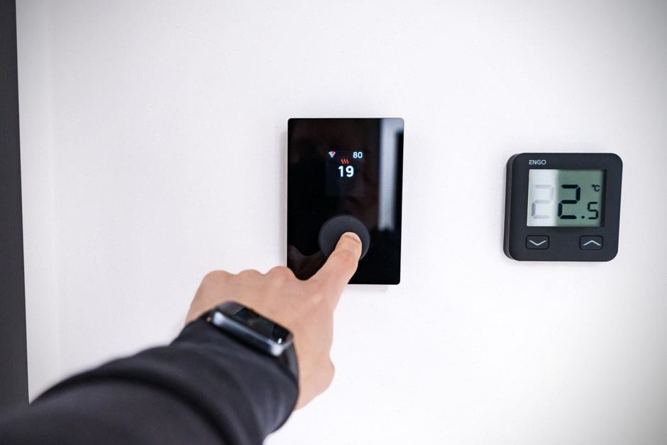 Hub domestique Apple mural contrôlant lumières et thermostat connectés
