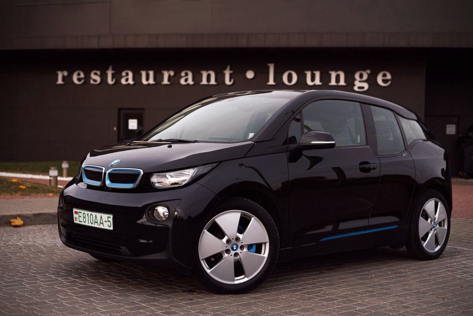 Concession européenne présentant plusieurs voitures électriques compactes