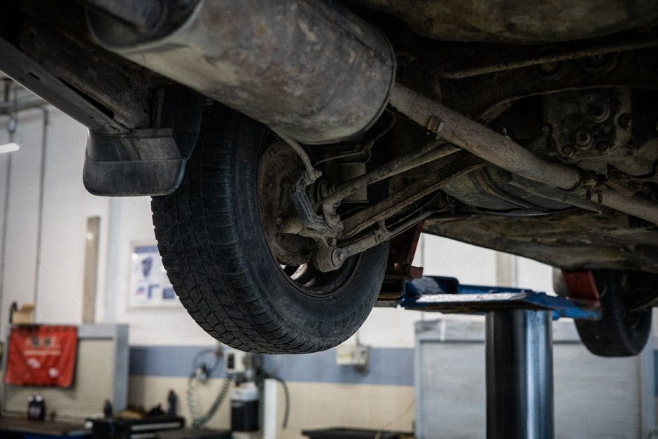 Pneu à faible résistance au roulement contrôlé en atelier automobile
