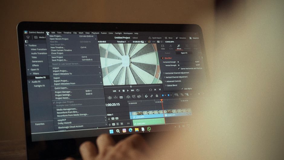 Bureau de montage illustrant la création de film par prompts IA