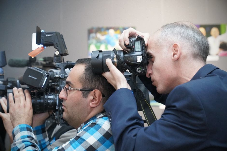 Journalistes vérifiant des contenus trompeurs sur une visite diplomatique