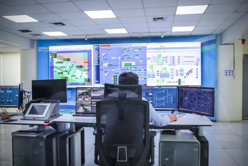 Ingénieur surveillant un benchmark IA dans un laboratoire sécurisé
