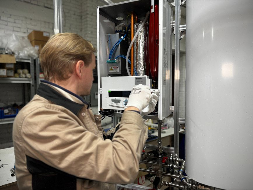 Technicien contrôlant un compteur gaz dans une chaufferie résidentielle moderne
