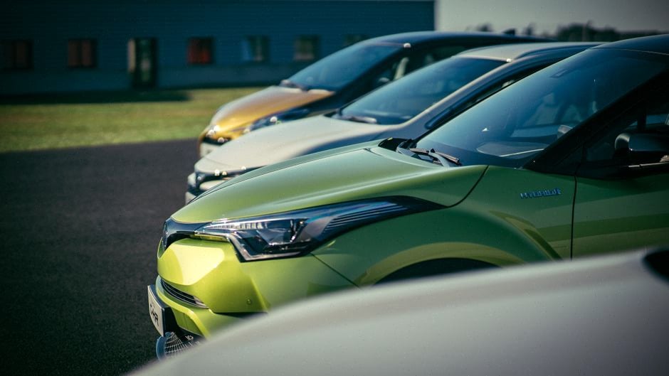 Comparaison visuelle entre SUV hybride rechargeable et crossover premium