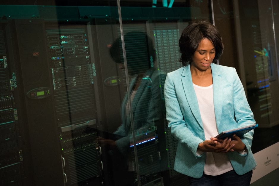 Ingénieur configurant les accès sécurisés d’un agent IA Microsoft
