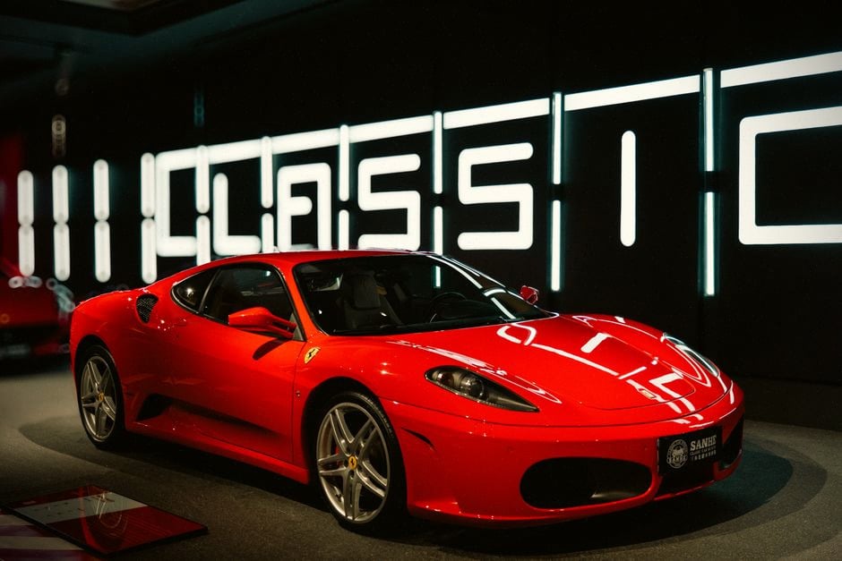 Clients chinois découvrant une Ferrari Luce électrique en showroom