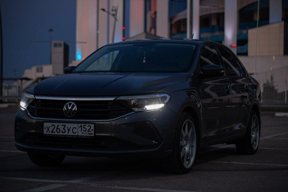 Volkswagen ID Polo électrique branchée en ville moderne