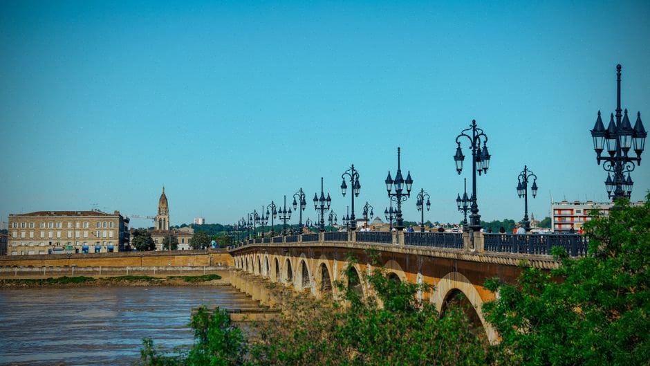Techniciens mesurant l’eau chaude de la Garonne pendant la canicule