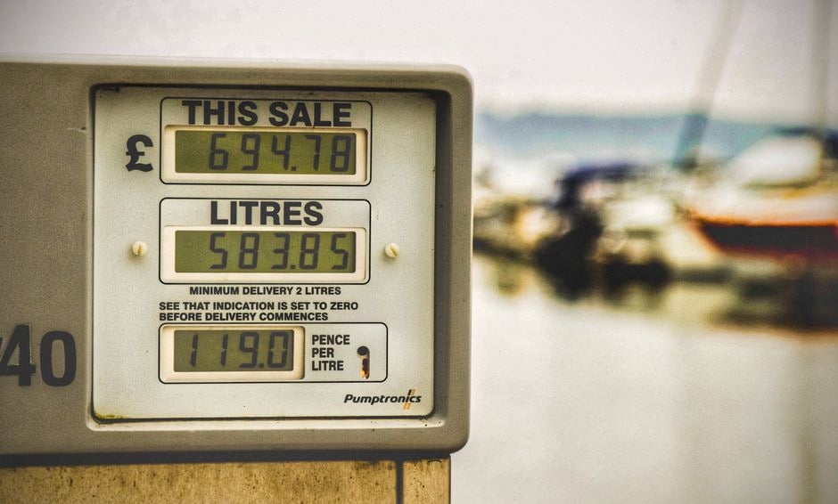 Pompe diesel moderne illustrant le prix élevé du gazole