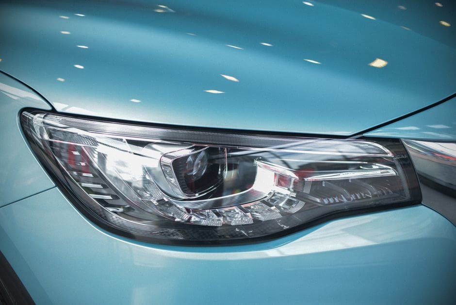 MG4 Urban neuve devant une concession automobile moderne