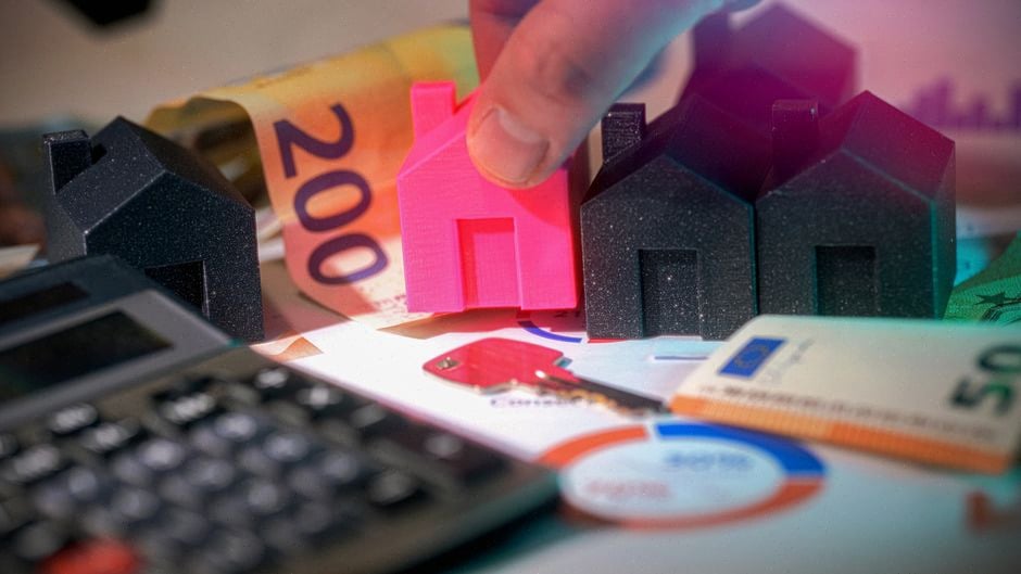 Acheteurs préparant un dossier de prêt immobilier avant fin 2026