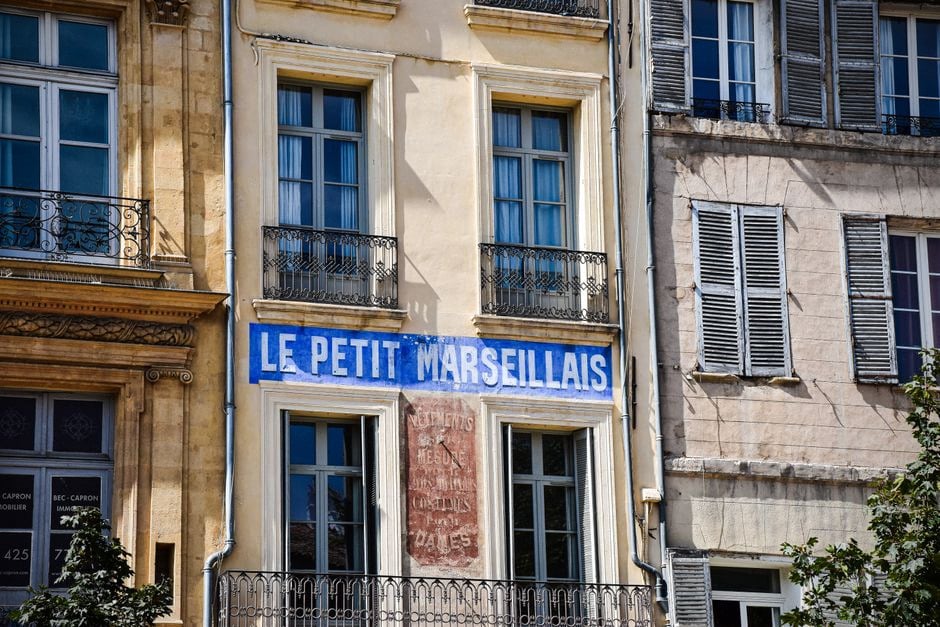 Ingénieurs surveillant les ressources en eau avec des outils numériques