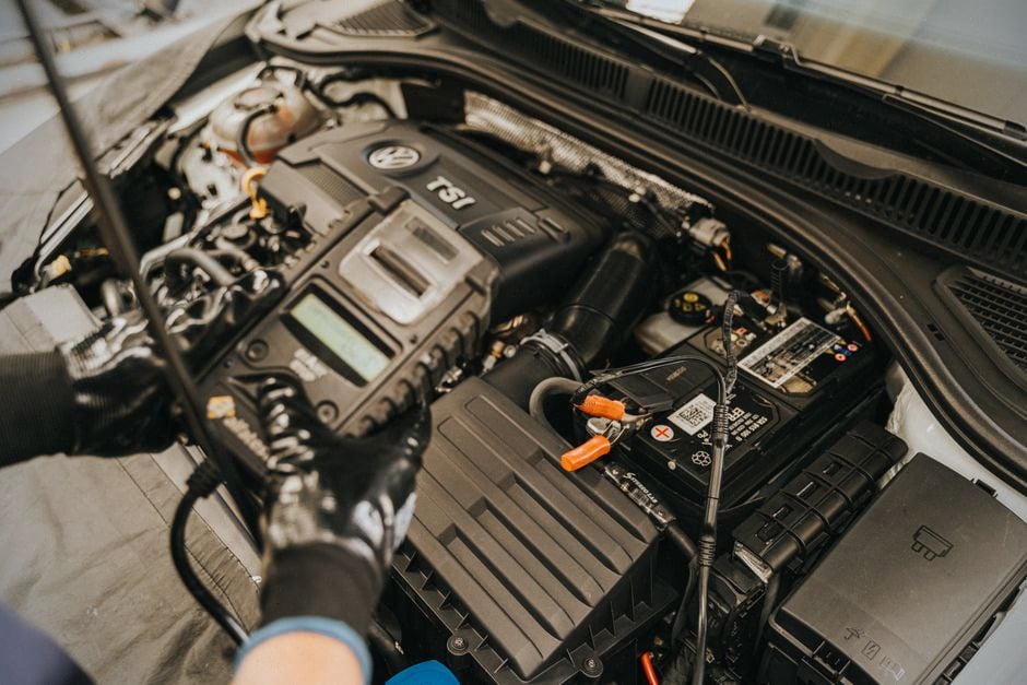 Contrôle de batterie pour une voiture électrique d’occasion en atelier