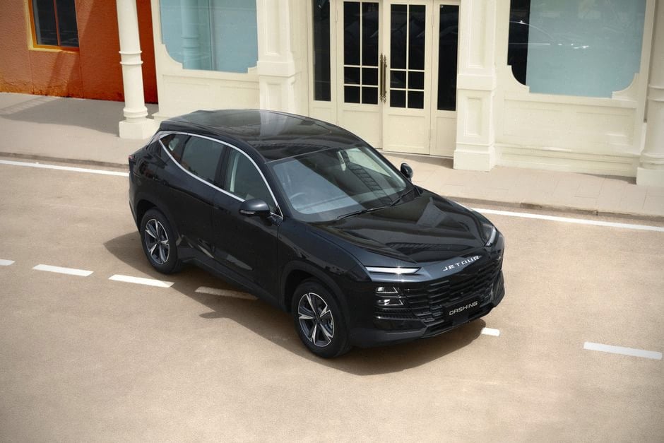 SUV familial à prolongateur d’autonomie devant des immeubles chinois modernes