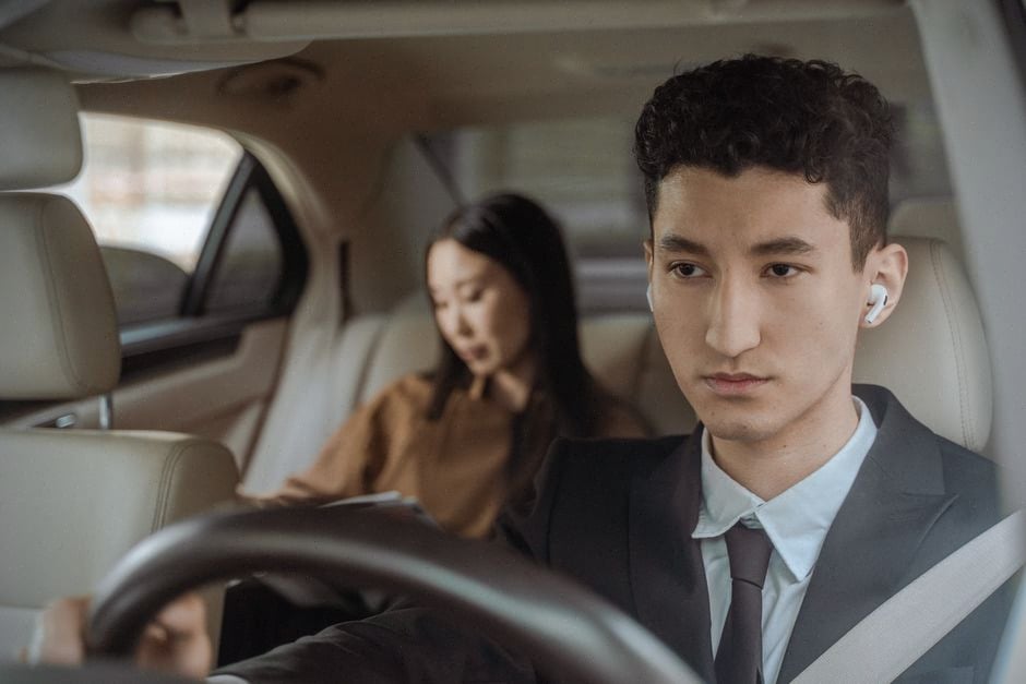 Chauffeur de taxi rechargeant une voiture électrique professionnelle