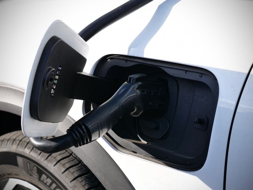 Interface numérique et recharge rapide dans une voiture électrique récente