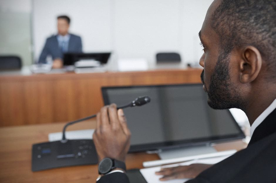 Téléspectateur consultant la diffusion de Reconnu coupable sur écran moderne
