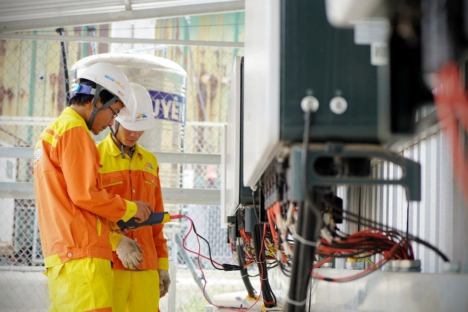 Experts vietnamiens et indiens discutant de petits réacteurs modulaires