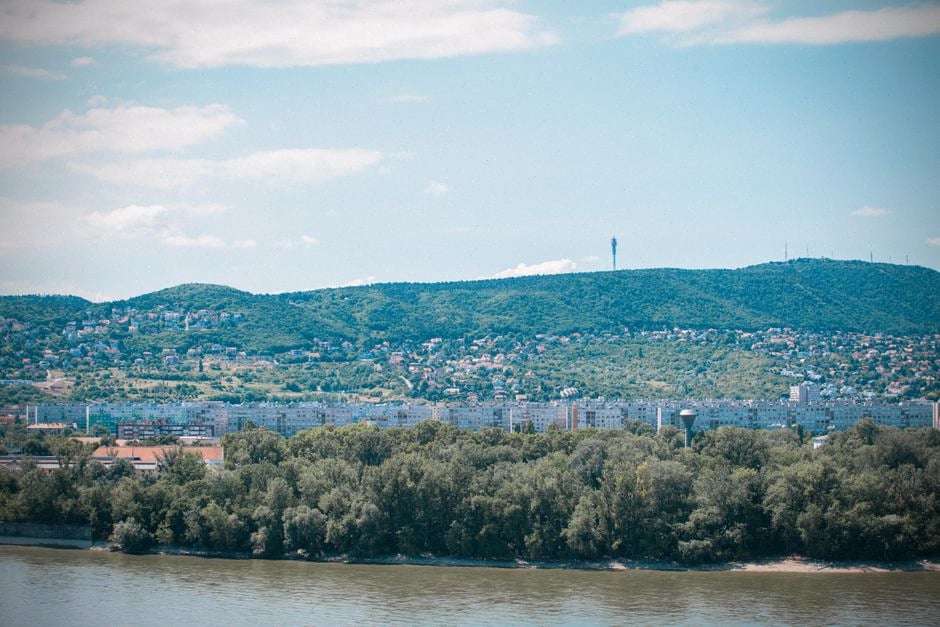 Danube à bas niveau près de la centrale roumaine Cernavodă