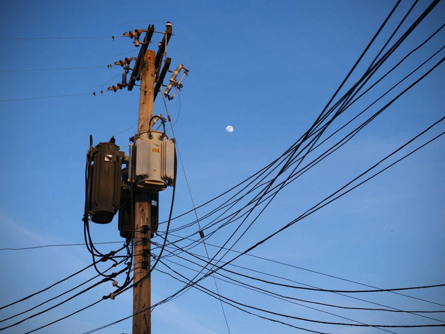 Opérateurs RTE surveillant le réseau électrique pendant l'éclipse solaire