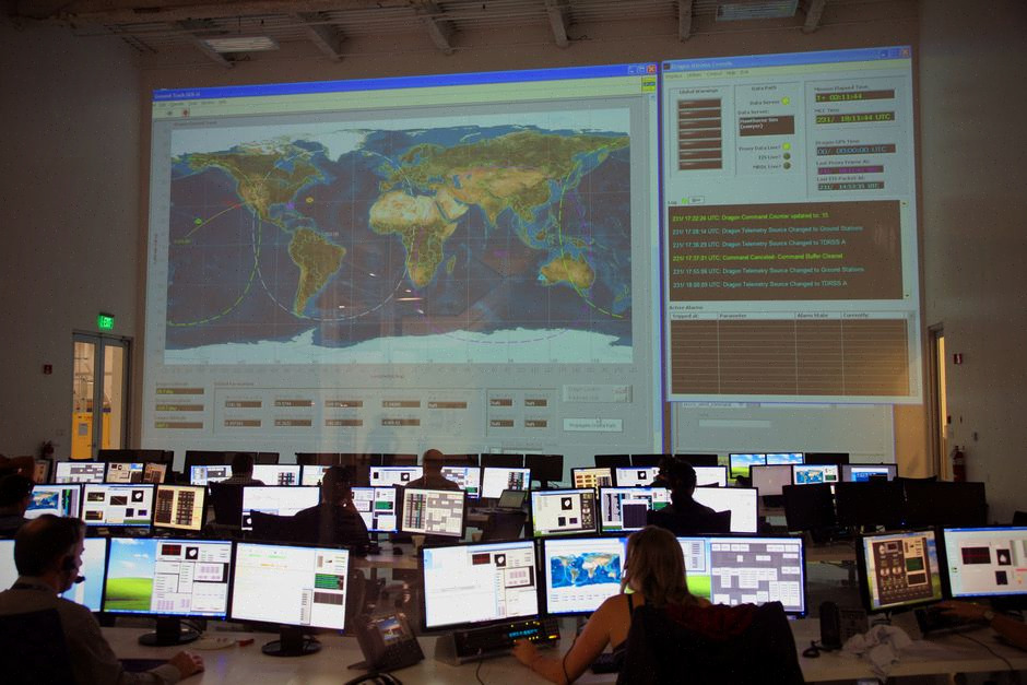 Salle de contrôle énergétique analysant les contrats solaires californiens