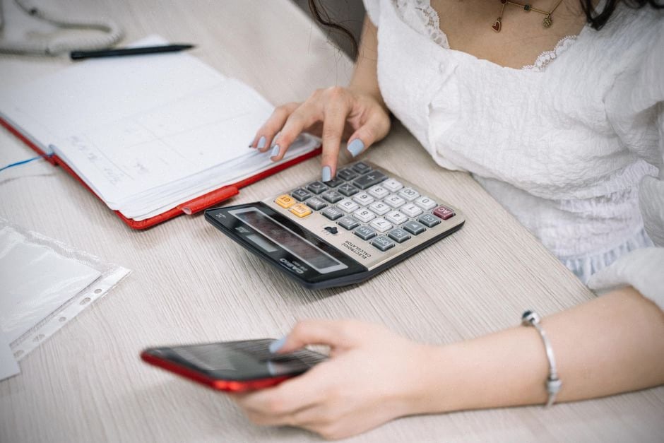 Ménage calculant ses mensualités de prêt immobilier