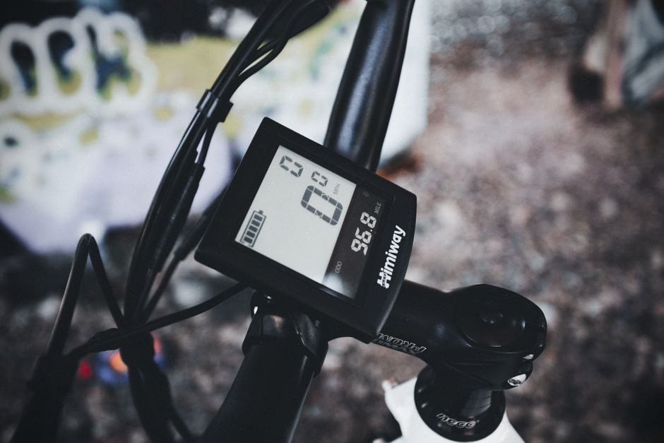 Batterie de vélo électrique branchée avec compteur de consommation domestique