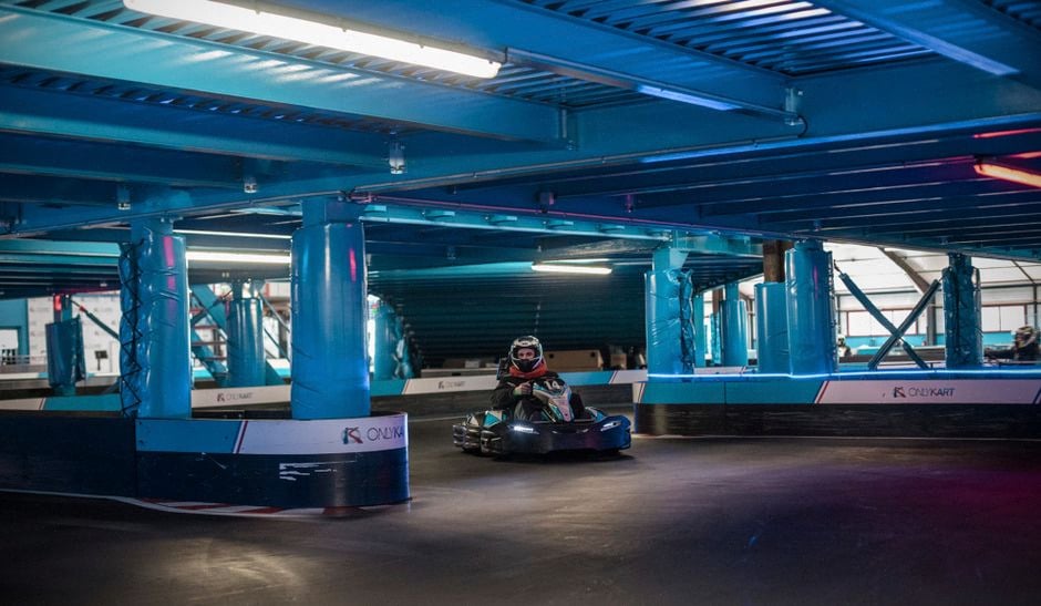 Ferrari Luce électrique en essai dynamique sur circuit moderne