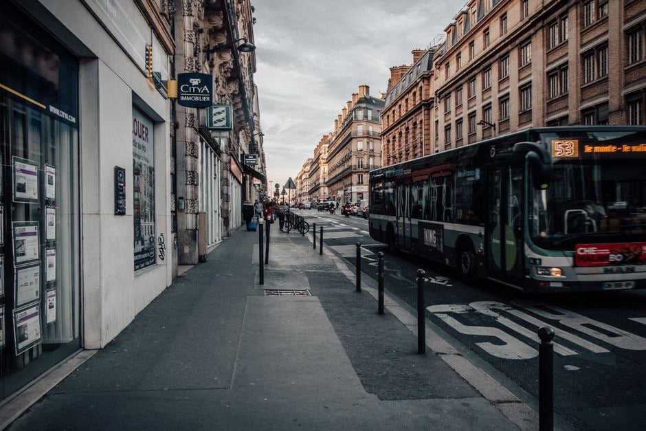 Analyste suivant l’OAT 10 ans et les taux immobiliers français