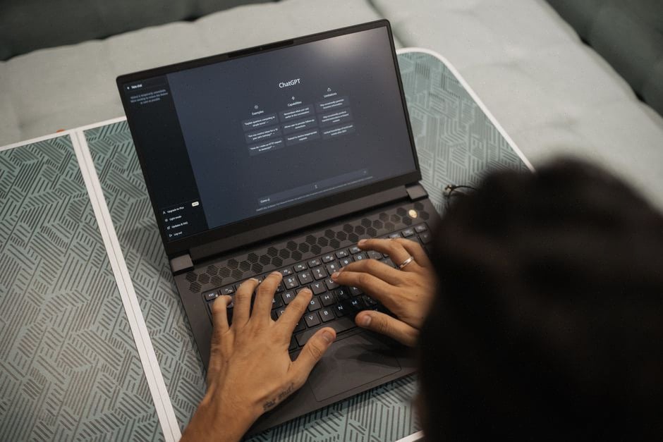 Équipe tech travaillant sur un assistant d’intelligence artificielle générative