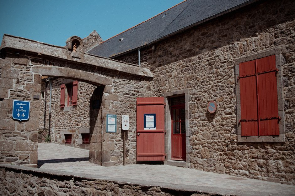 Maison équipée de panneaux solaires durant l'éclipse du 12 août